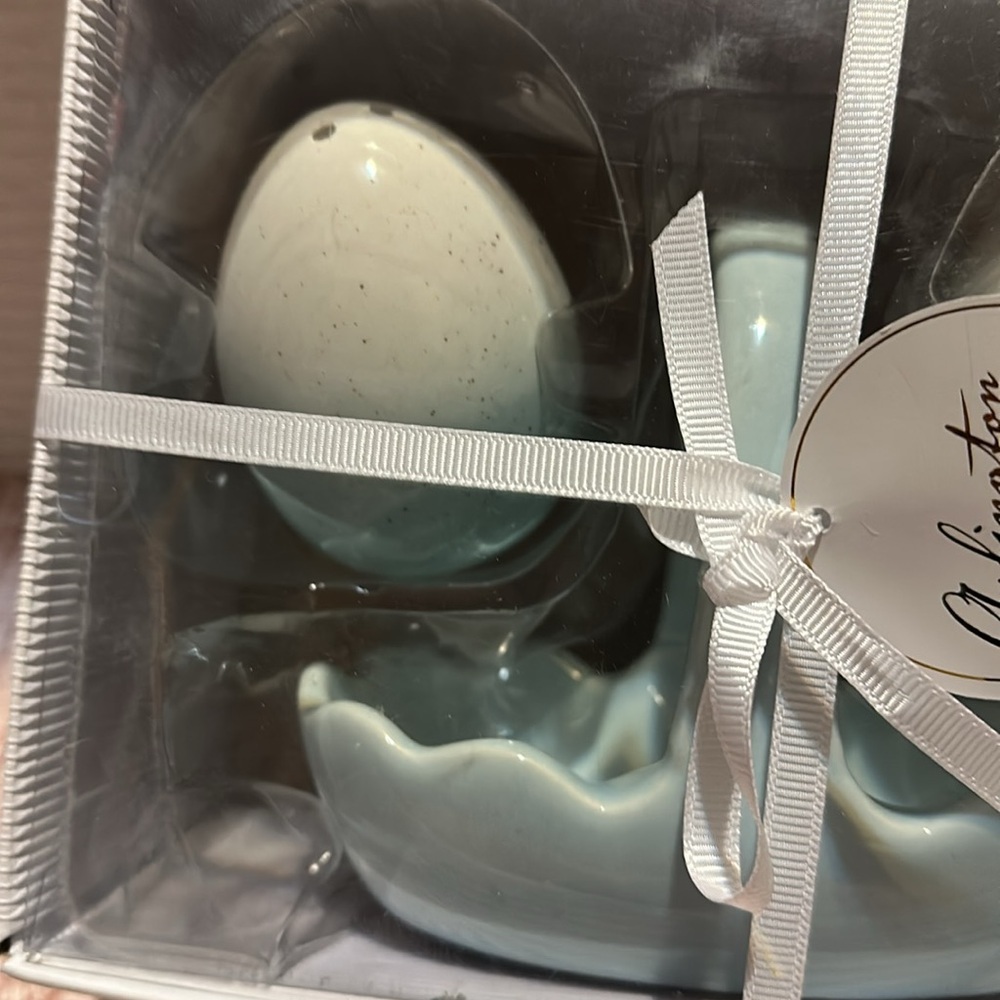 Arlington blue/white salt & pepper shakers Easter - Picture 4 of 7